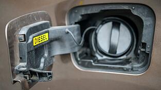 Unbekannte haben in Amberg rund 300 Liter Diesel aus dem Tank eines Lastwagens gestohlen. (Symbolbild)