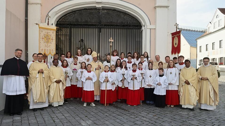 In großer Abordnung beteiligten sich die Ministranten am Festgottesdienst mit dem Passauer Oberhirten. Fotos: Sabrina Melis In großer Abordnung beteiligten sich die Ministranten am Festgottesdienst mit dem Passauer Oberhirten. Fotos: Sabrina Melis