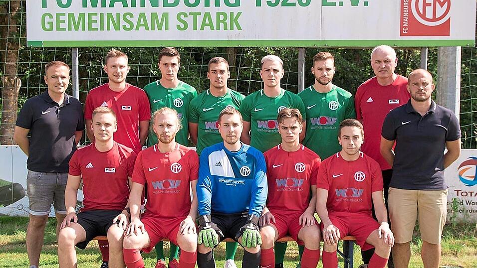 Mainburgs Neuzugänge: stehend von links: Alban Lajci, Dennis Bauer, Alexander Hösl, Matthias Harrieder, Markus Pürzer, Lukas Bergermeier, Josef Rank (Trainerteam), Markus Stanglmaier (1. Vorsitzender); sitzend von links: Jonas Schick, Thomas Pfäffinger, Martin Bauer, Ali Kaan Seyis, Alexander Karber. Mainburgs Neuzugänge: stehend von links: Alban Lajci, Dennis Bauer, Alexander Hösl, Matthias Harrieder, Markus Pürzer, Lukas Bergermeier, Josef Rank (Trainerteam), Markus Stanglmaier (1. Vorsitzender); sitzend von links: Jonas Schick, Thomas Pfäffinger, Martin Bauer, Ali Kaan Seyis, Alexander Karber.