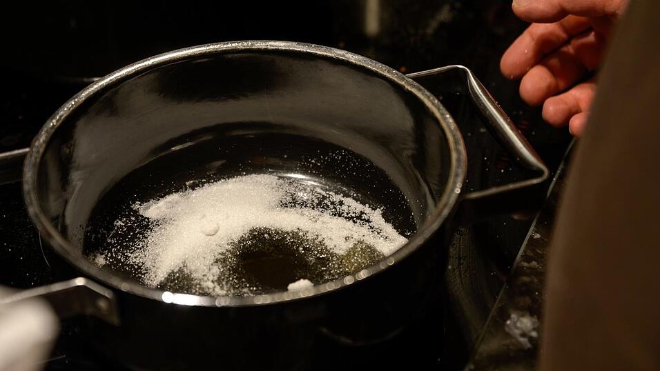 Sebastian Völkl aus dem Jedermann empfiehlt eine Selleriesuppe mit Banane und gebratener Blutwurst.