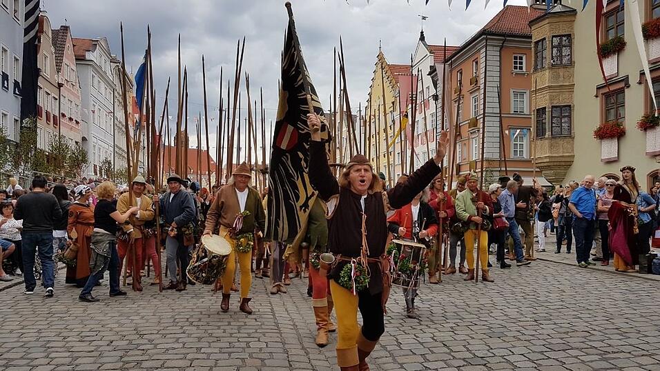 Hier vermischen sich Mittelalter und Moderne: Da flanieren Fürsten zwischen den Landshutern und ihren Gästen aus aller Welt, hört man an allen Ecken und Enden Trumetenklänge und kann man ins Gespräch mit Rittern und Gauklern kommen Hier vermischen sich Mittelalter und Moderne: Da flanieren Fürsten zwischen den Landshutern und ihren Gästen aus aller Welt, hört man an allen Ecken und Enden Trumetenklänge und kann man ins Gespräch mit Rittern und Gauklern kommen
