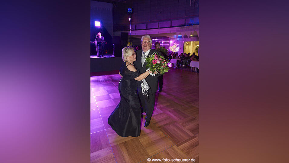 Die Metzgerzunft hat am Samstagabend in die Joseph-von-Fraunhofer-Halle eingeladen. Die Metzgerzunft hat am Samstagabend in die Joseph-von-Fraunhofer-Halle eingeladen.