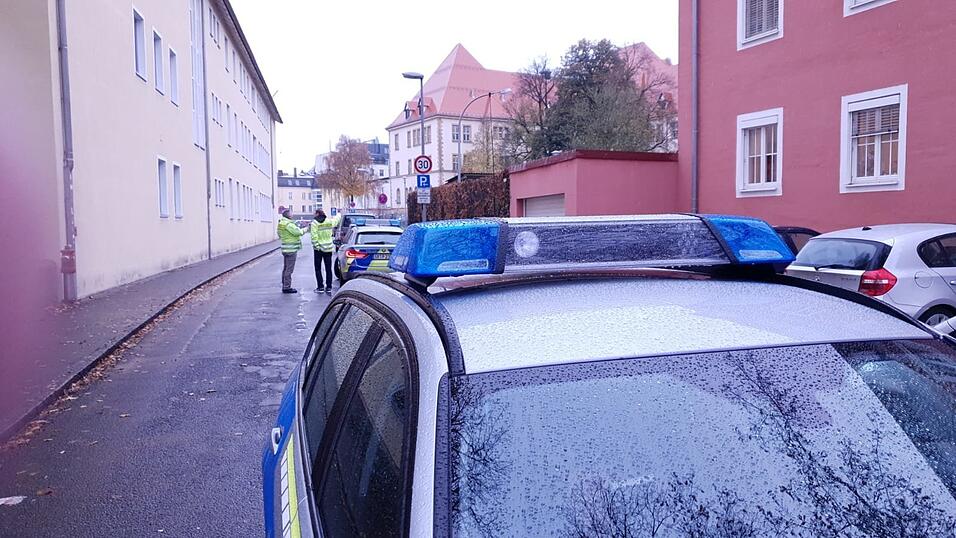 Nach einer Bombendrohung waren rund 400 Schüler der Berufsschule in Sicherheit gebracht worden. Ein Großaufgebot von Polizei und Einsatzkräften war vor Ort.
