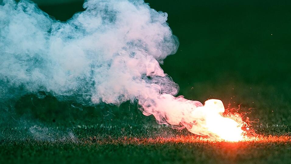 Unbekannte haben eine bengalische Fackel im Eingangsbereich einer Rottenburger Asylunterkunft platziert (Symbolbild). Unbekannte haben eine bengalische Fackel im Eingangsbereich einer Rottenburger Asylunterkunft platziert (Symbolbild).