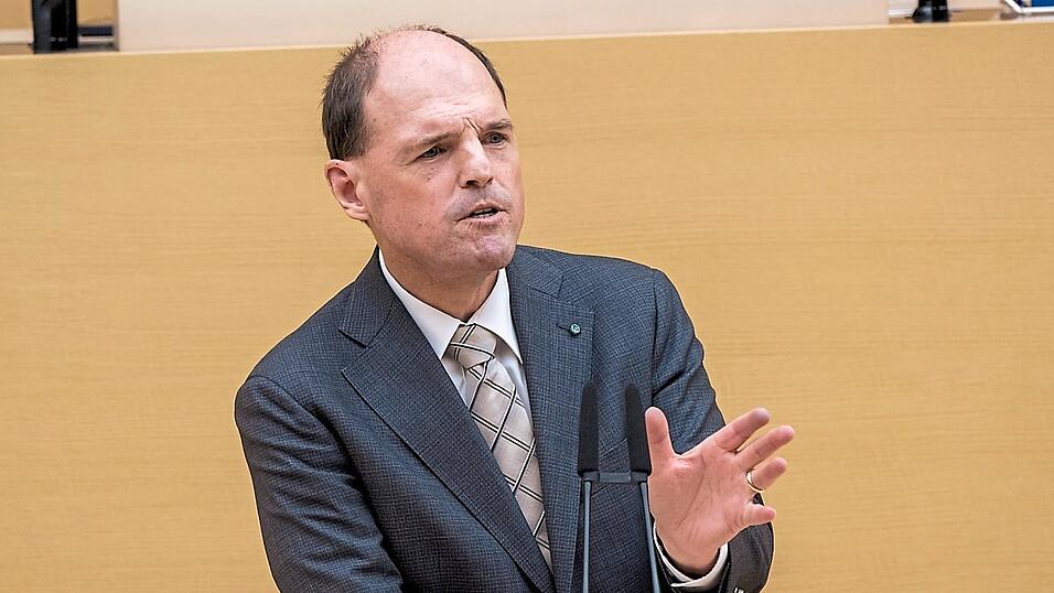 Michael Hofmann, parlamentarischer Geschäftsführer der CSU-Fraktion, sieht die neuen Maßnahmen als gerechtfertigt an. Michael Hofmann, parlamentarischer Geschäftsführer der CSU-Fraktion, sieht die neuen Maßnahmen als gerechtfertigt an.