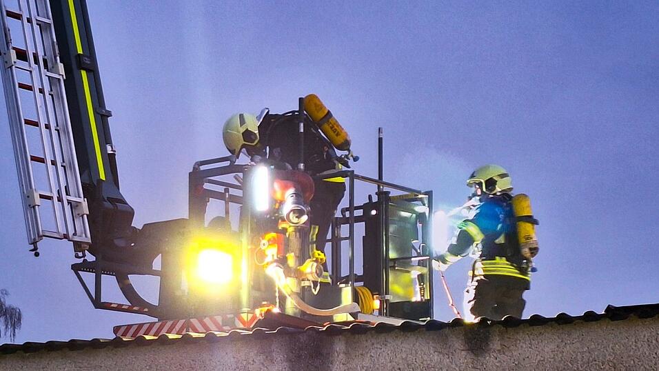 Das Dach musste bei Nachlöscharbeiten geöffnet werden. Das Dach musste bei Nachlöscharbeiten geöffnet werden.