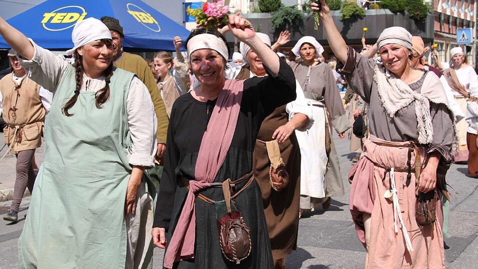 Die schönsten Augenblicke des historischen Drachenstich-Festzuges 2016. Die schönsten Augenblicke des historischen Drachenstich-Festzuges 2016.