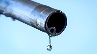 Seit dem 1. April dürfen die Spritpreise an den Tankstellen nur noch einmal täglich um 12.00 Uhr erhöht werden. Seit dem 1. April dürfen die Spritpreise an den Tankstellen nur noch einmal täglich um 12.00 Uhr erhöht werden.