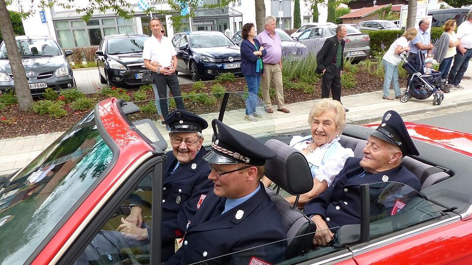 Auf der Cabrio-R&uuml;ckbank: Ehrenfestmutter Maria Schichtl und das &auml;lteste Schorndorfer FFW-Mitglied Josef Seigner.