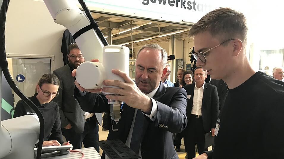 Die Auszubildenden der Firma pr&auml;sentierten Aiwanger ihr aktuelles Projekt: Bau und Programmierung eines von k&uuml;nstlicher Intelligenz gesteuerten Roboters.