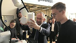 Die Auszubildenden der Firma pr&auml;sentierten Aiwanger ihr aktuelles Projekt: Bau und Programmierung eines von k&uuml;nstlicher Intelligenz gesteuerten Roboters.
