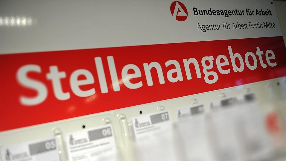 In der Pandemie ist die Jugendarbeitslosigkeit in den meisten Industriestaaten um bis zu 50 Prozent angestiegen, Deutschland war hingegen kaum betroffen. In der Pandemie ist die Jugendarbeitslosigkeit in den meisten Industriestaaten um bis zu 50 Prozent angestiegen, Deutschland war hingegen kaum betroffen.