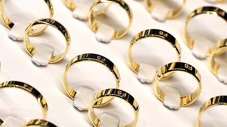 Ein Eindringling hat Schmuck aus einem Wohnhaus in Donaustauf entwendet (Symbolfoto).