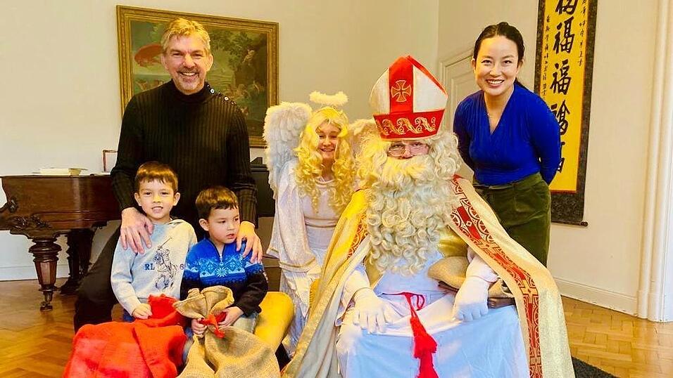 Thomas E. Bauer, seine Frau und die beiden Kinder posieren mit dem Nikolaus und seinem Engel: Unter anderem über diese beiden Figuren macht sich Bauer in seinem Werk 'Engel, Teufel, Nikolaus' Gedanken. Thomas E. Bauer, seine Frau und die beiden Kinder posieren mit dem Nikolaus und seinem Engel: Unter anderem über diese beiden Figuren macht sich Bauer in seinem Werk 'Engel, Teufel, Nikolaus' Gedanken.