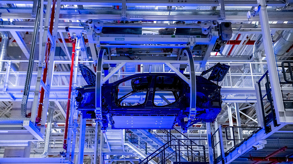 In der Montage finden alle Komponenten zusammen. Am Ende rollt ein fertiger BMW vom Band. In der Montage finden alle Komponenten zusammen. Am Ende rollt ein fertiger BMW vom Band.