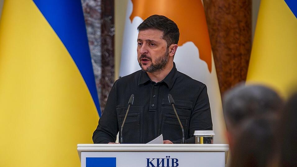 Selenskyj entlässt Jermak auch aus Sicherheitsrat. Selenskyj entlässt Jermak auch aus Sicherheitsrat.