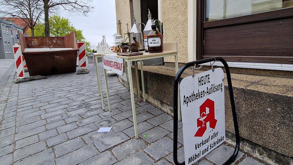 Noch bis einschließlich Mittwoch gibt es einen besonderen Flohmarkt. Vor der Schloss-Apotheke in Landau werden ausgediente Gegenstände angeboten, die Kunden als Deko oder zur Erinnerung kaufen können. Noch bis einschließlich Mittwoch gibt es einen besonderen Flohmarkt. Vor der Schloss-Apotheke in Landau werden ausgediente Gegenstände angeboten, die Kunden als Deko oder zur Erinnerung kaufen können.