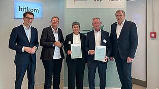 Fabian Zacharias (bitkom), Claudia Plattner (BSI), Manuela und Peter Schamberger (Edelstahldiscounter GbR), Professor Dr. Norbert Pohlmann (eco) bei der Urkundenübergabe in Berlin (von links). Fabian Zacharias (bitkom), Claudia Plattner (BSI), Manuela und Peter Schamberger (Edelstahldiscounter GbR), Professor Dr. Norbert Pohlmann (eco) bei der Urkundenübergabe in Berlin (von links).