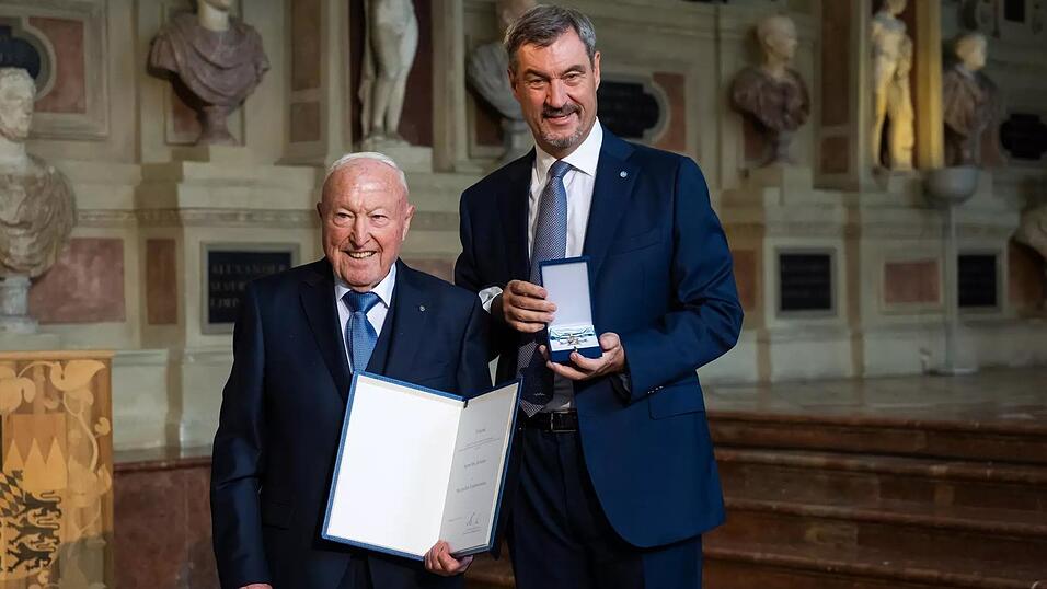 Ministerpr&auml;sident Markus S&ouml;der &uuml;bereicht den Bayerischen Verdienstorden pers&ouml;nlich an Max Schierer.