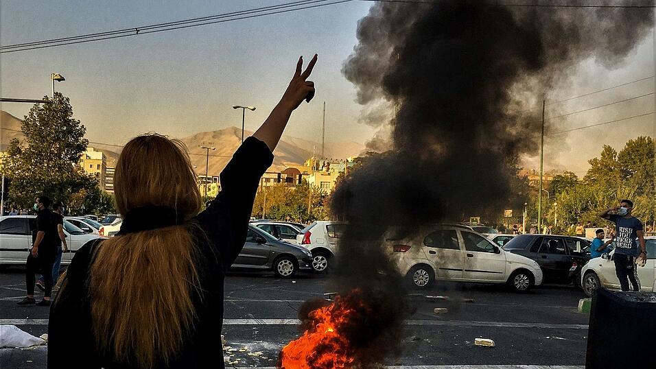 Der Iran will in der Hauptstadt Teheran 80 000 neue Sittenwächter einsetzen, um die Kopftuchpflicht für Frauen konsequenter durchzusetzen. (Archivbild) Der Iran will in der Hauptstadt Teheran 80 000 neue Sittenwächter einsetzen, um die Kopftuchpflicht für Frauen konsequenter durchzusetzen. (Archivbild)
