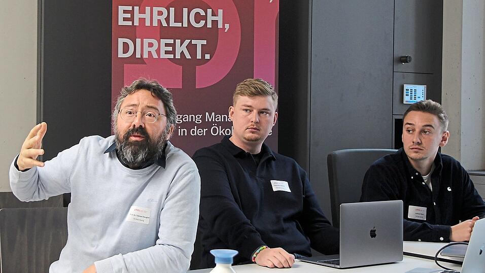 Professor Tobias Gaugler (l.) forscht zu den „wahren Kosten“ von Lebensmitteln, die Schäden an Umwelt und Gesundheit berücksichtigen. Bei einer Pressekonferenz berichtete er zusammen mit dem Studierenden Felix Hirschberg (M.) und dem wissenschaftlichen Mitarbeiter Lennart Stein von dieser Forschung. Professor Tobias Gaugler (l.) forscht zu den „wahren Kosten“ von Lebensmitteln, die Schäden an Umwelt und Gesundheit berücksichtigen. Bei einer Pressekonferenz berichtete er zusammen mit dem Studierenden Felix Hirschberg (M.) und dem wissenschaftlichen Mitarbeiter Lennart Stein von dieser Forschung.