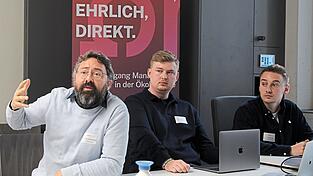 Professor Tobias Gaugler (l.) forscht zu den „wahren Kosten“ von Lebensmitteln, die Schäden an Umwelt und Gesundheit berücksichtigen. Bei einer Pressekonferenz berichtete er zusammen mit dem Studierenden Felix Hirschberg (M.) und dem wissenschaftlichen Mitarbeiter Lennart Stein von dieser Forschung. Professor Tobias Gaugler (l.) forscht zu den „wahren Kosten“ von Lebensmitteln, die Schäden an Umwelt und Gesundheit berücksichtigen. Bei einer Pressekonferenz berichtete er zusammen mit dem Studierenden Felix Hirschberg (M.) und dem wissenschaftlichen Mitarbeiter Lennart Stein von dieser Forschung.