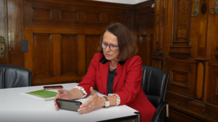 Die Oberbürgermeisterin sichtet Videoaufnahmen vom Bahnhofsumfeld.