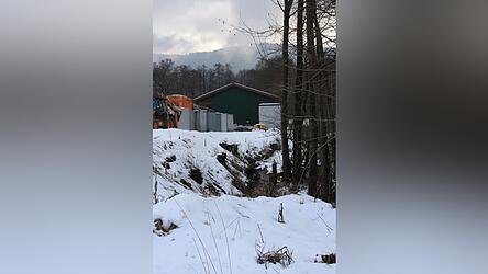 Das Gew&auml;sserufer des Haselbach wird erh&ouml;ht.