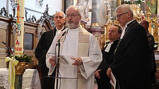 In der Kirche Sankt Jakob f&uuml;hrt die Brigade ihren neuen Seelsorger im Amt ein.