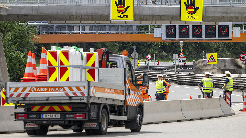 Polizisten und Mitarbeiter der Asfinag stehen an der geschlossene Mautstation an der Brennerautobahn. Wegen einer Demonstration auf der Brennerautobahn ist die wichtigsten Verkehrsverbindung zwischen Deutschland und Italien in beide Richtungen nahezu vollst&auml;ndig blockiert.