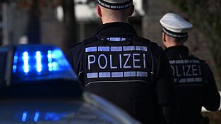 Die Kriminalpolizei hat nach einer Schussabgabe in Augsburg die Ermittlungen aufgenommen. (Symbolbild) Die Kriminalpolizei hat nach einer Schussabgabe in Augsburg die Ermittlungen aufgenommen. (Symbolbild)