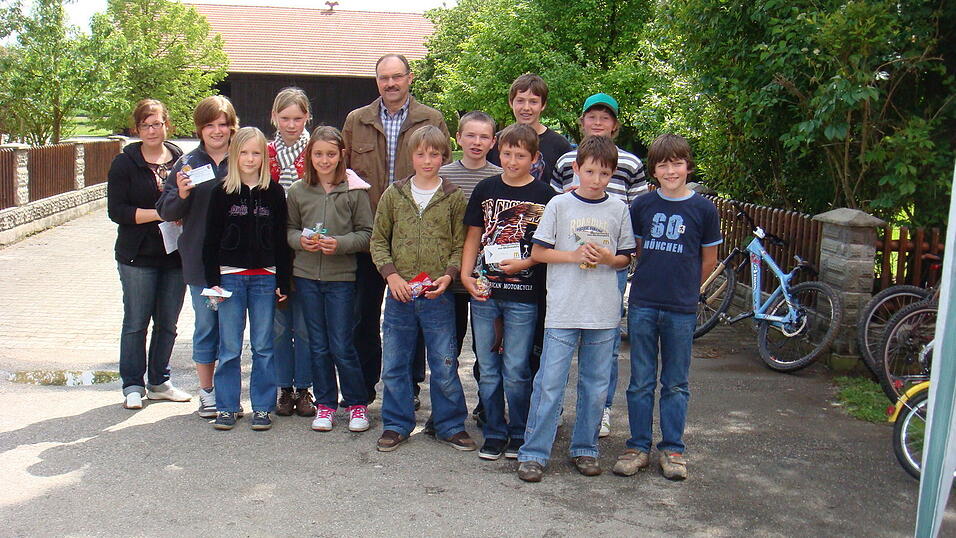 Die KLJB Reißing organisierte im Rahmen der Aktion 'Helden 24' eine kleine Kinderolympiade. Witterungsbedingt musste diese im örtlichen Feuerwehrhaus abgehalten werden. Das Foto zeigt die Sieger.