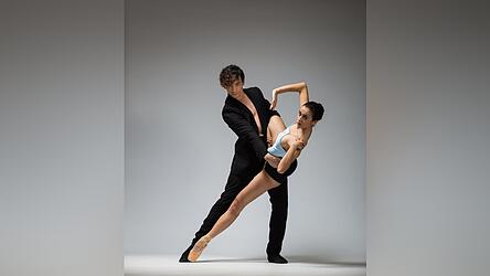 Alba Fernandez und Miguel Teixeria vom Balletttheater Sibiu/Hermannstadt sind im Theaterzelt am Freitag in den Hauptrollen von 'Romeo und Julia. Rock Story' zu sehen.
