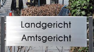 Vor dem Schöffengericht des Amtsgerichts wurde ein in einem Restaurant angestellter Italiener zu einer Bewährungsstrafe von einem Jahr und neun Monaten verurteilt. Er hatte den Restaurantkoch unter anderem mit einem Messer bedroht.