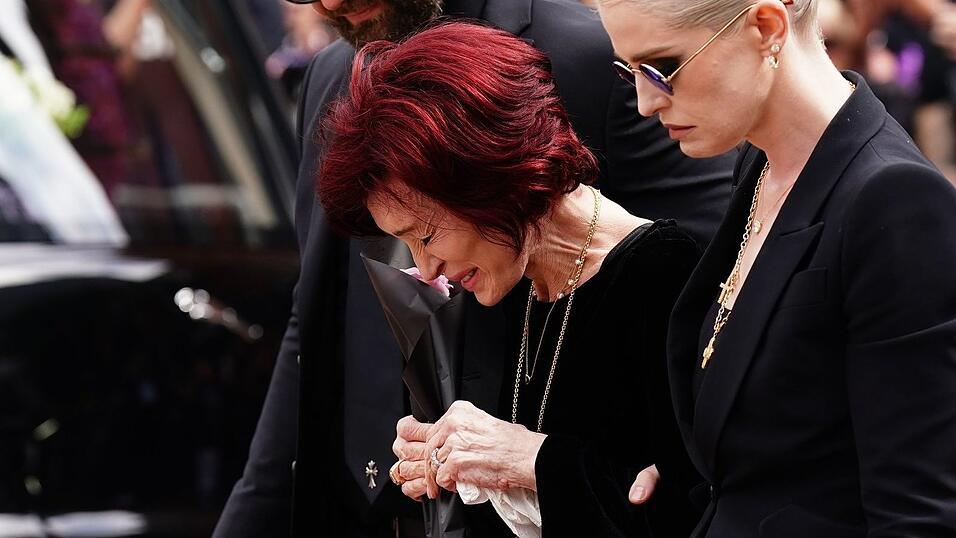 Sharon Osbourne (links) hat sich zu Warnungen von Ozyy Osbournes &Auml;rzten kurz vor dessen letzter Show ge&auml;u&szlig;ert. (Archiv)