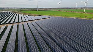 Windräder direkt neben Solaranlagen - es geht aufwärts bei der installierten Leistung der Erneuerbaren. (Archivbild) Windräder direkt neben Solaranlagen - es geht aufwärts bei der installierten Leistung der Erneuerbaren. (Archivbild)