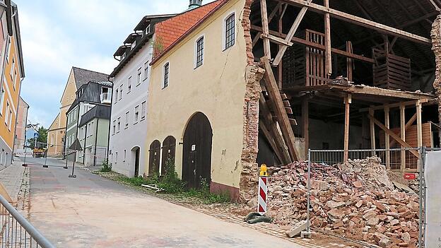 Nach dem Einsturz eines leer stehenden Geb&auml;udes am Sonntagmittag in Waldm&uuml;nchen ist die Schulstra&szlig;e zwischen Bahnhofstra&szlig;e und Stefanstra&szlig;e komplett gesperrt.