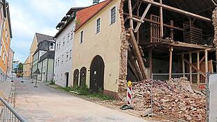 Nach dem Einsturz eines leer stehenden Geb&auml;udes am Sonntagmittag in Waldm&uuml;nchen ist die Schulstra&szlig;e zwischen Bahnhofstra&szlig;e und Stefanstra&szlig;e komplett gesperrt.