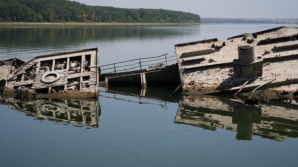 In der flachen Donau werden bei Prahovo in Serbien die Wracks von Nazi-Kriegsschiffen sichtbar. In der flachen Donau werden bei Prahovo in Serbien die Wracks von Nazi-Kriegsschiffen sichtbar.