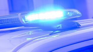 Die Polizei sperrte im Zuge des Einsatzes mehrere Straßen in Aichach. (Symbolbild) Die Polizei sperrte im Zuge des Einsatzes mehrere Straßen in Aichach. (Symbolbild)