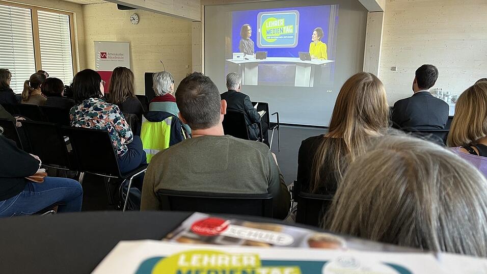 Der Lehrermedientag wurde live aus der Mediaschool München gestreamt. Lehrkräfte aus der Region verfolgten die Übertragung in der Attenkofer Akademie in Straubing.