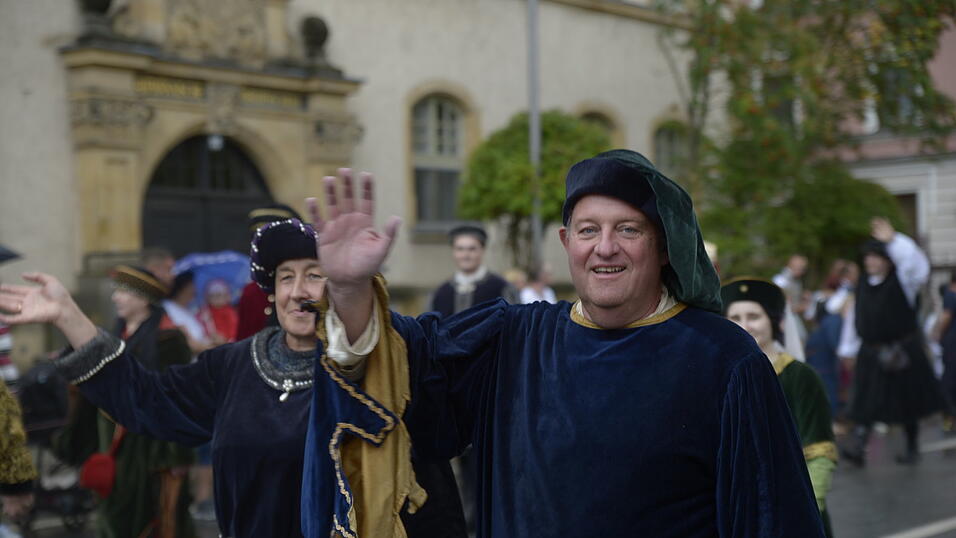Zahlreiche Musik- und Trachtengruppen zogen nach dreij&auml;hriger Pause am Freitagabend zum Festplatz Am Hagen.&nbsp;