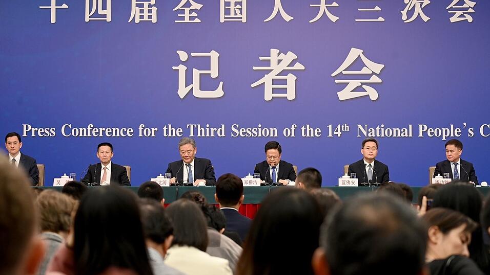 Vertreter mehrerer Ministerien Chinas äußern sich vor Journalisten zum Thema Wirtschaft.