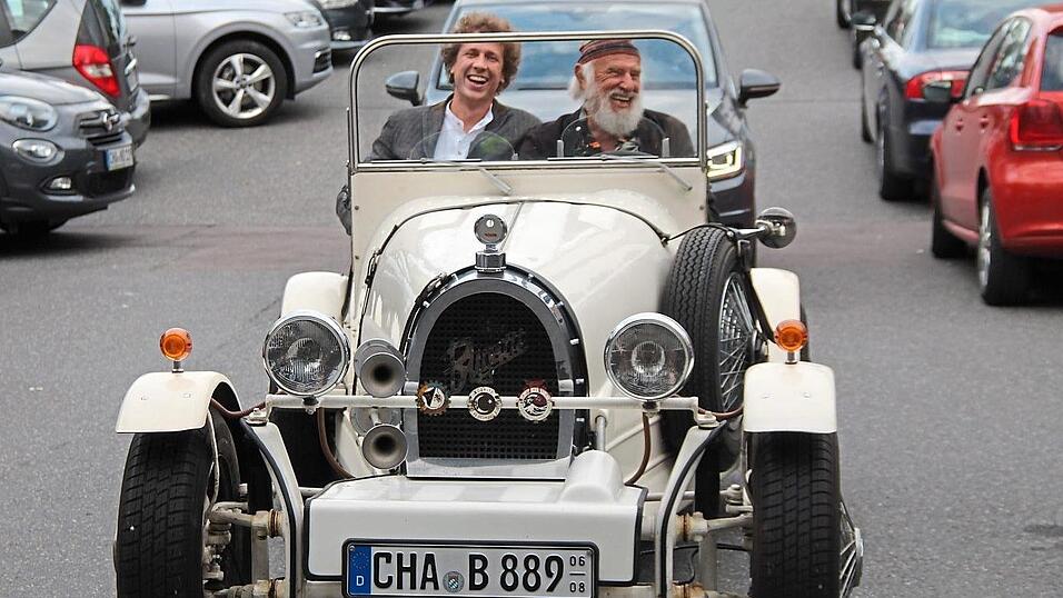 Mit seinem Bugatti aus jungen Jahren, aufgetrieben in Walderbach, rollt der Gangerl vor dem Cineworld vor.
