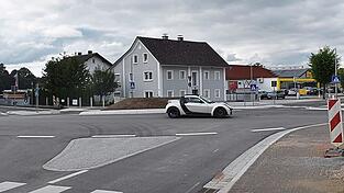 Beim neuen Kreisverkehr fehlt noch die Bepflanzung. Zweiter Bürgermeister Siegfried Kaschel hat ein repräsentatives Kunstwerk ins Gespräch gebracht - allerdings ist die Marktgemeinde nicht zuständig.