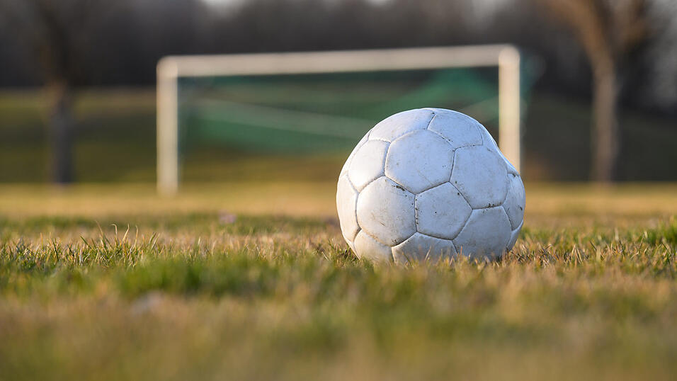 Mehrere Menschen sind nach einem Fußballspiel in Regensburg bei einer Schlägerei verletzt worden. (Symbolbild)