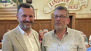 B&uuml;rgermeister Markus Hofmann (l.) gratulierte Markus Fischer zur Wahl zum Ortssprecher f&uuml;r die ehemalige Gemeinde Wei&szlig;enregen.