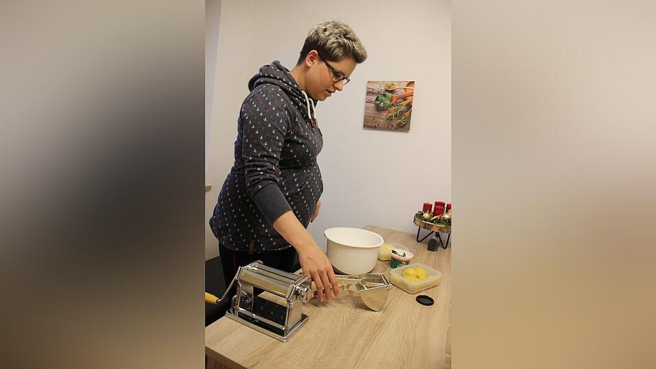 Kartoffeln, Quark und geriebener Käse kommen in die Schlutzkrapfen.