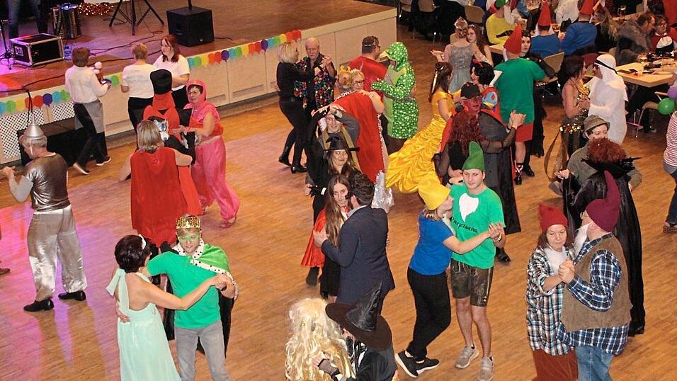 Auf der Tanzfl&auml;che herrscht den ganzen Abend reges Treiben.
