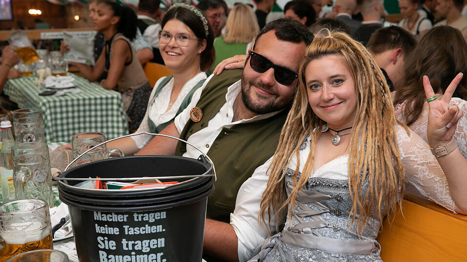Echte Blasmusikfans lie&szlig;en sich den Montagabend im Festzelt Weckmann nicht entgehen.